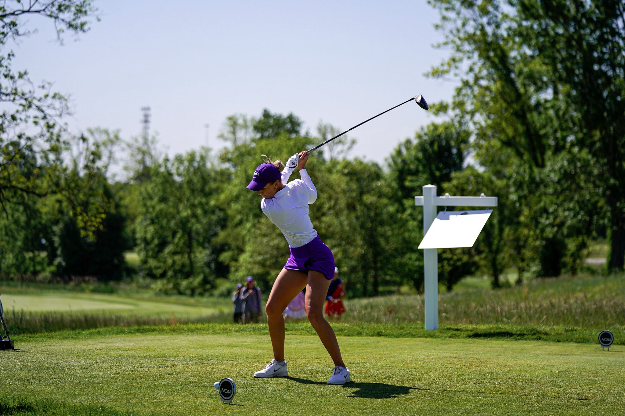 Noa van Beek competing on the course